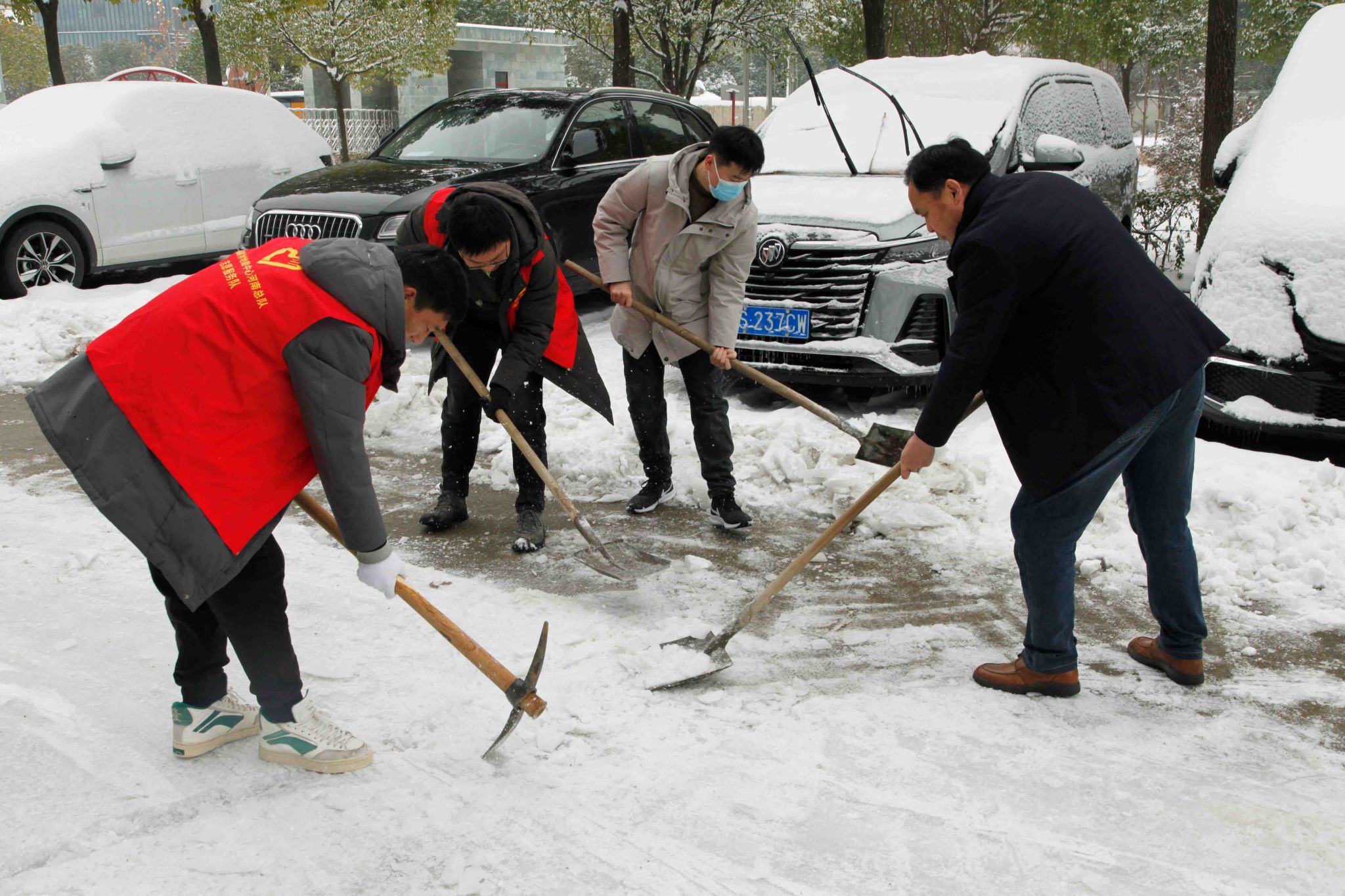 大雪袭城，地勘总队除雪保安全