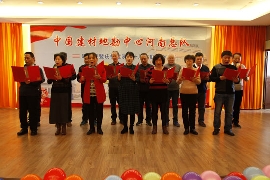 13退休支部合唱《我和我的祖国》.jpg 13退休支部合唱《我和我的祖国》.jpg