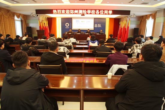 郑州测绘学校实习生认真学习.jpg 郑州测绘学校实习生认真学习.jpg