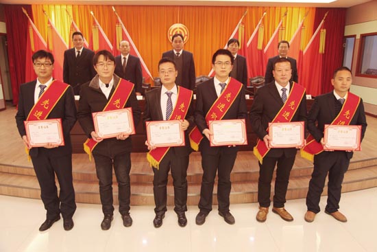 16先进个人合影.jpg 16先进个人合影.jpg