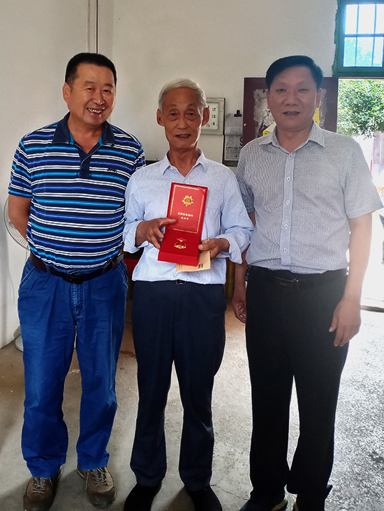 为徐中国颁发50年党龄勋章.jpg 为徐中国颁发50年党龄勋章.jpg