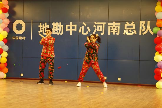 10、测绘公司舞蹈:《改革春风吹满地》.jpg 10、测绘公司舞蹈:《改革春风吹满地》.jpg