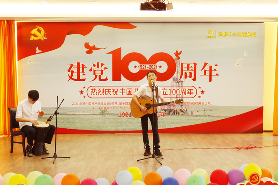 11、工勘武汉分公司:自弹自唱《红旗飘飘》.jpg 11、工勘武汉分公司:自弹自唱《红旗飘飘》.jpg