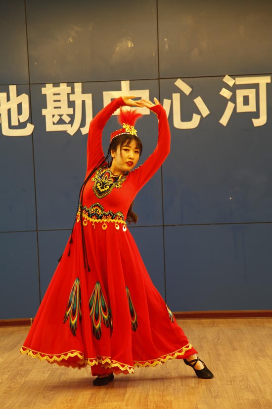 4、测绘公司舞蹈:《花儿为什么这样红》.jpg 4、测绘公司舞蹈:《花儿为什么这样红》.jpg